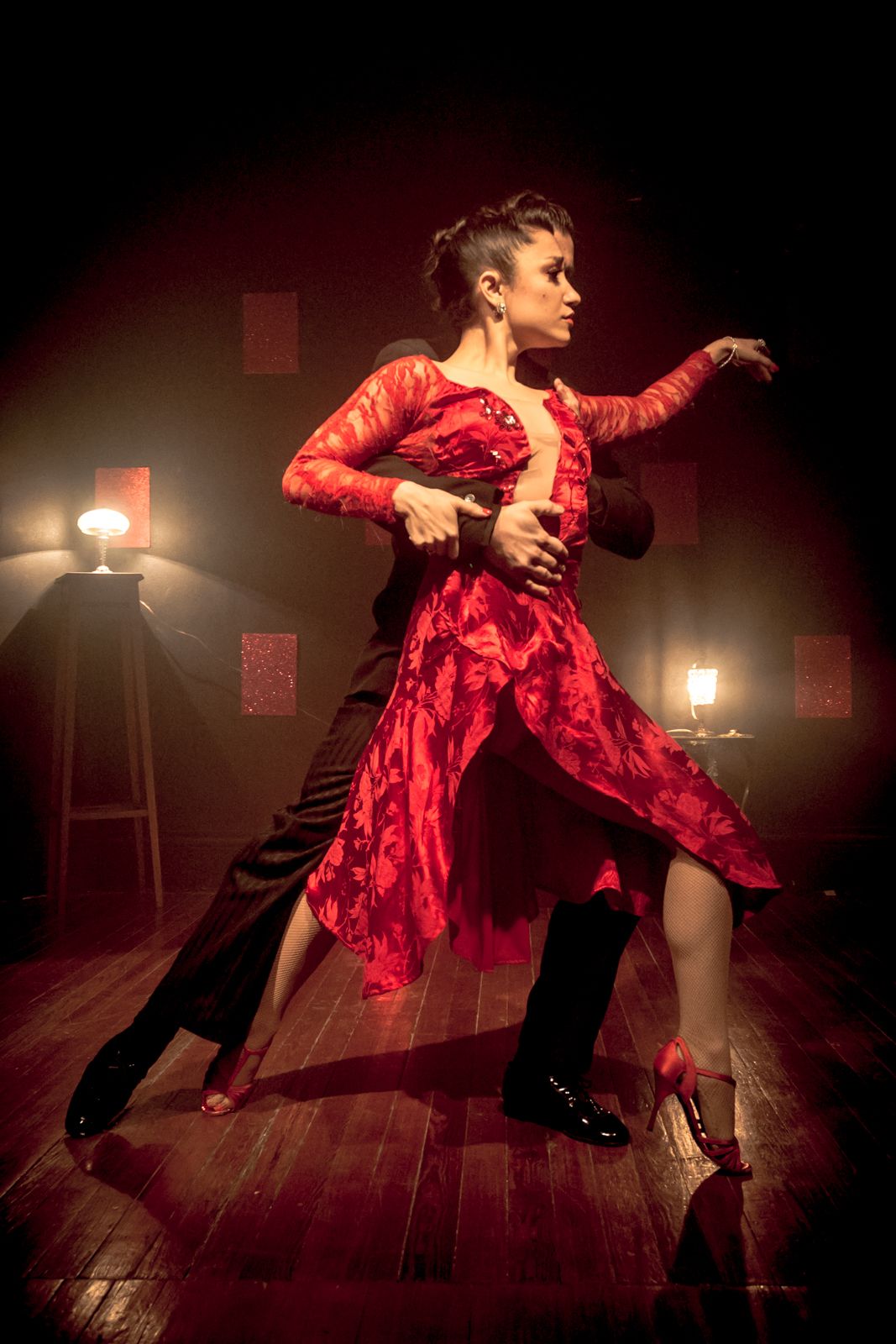 Two tango dancers in a warmly lit room, from the El Último Abrazo documentary series