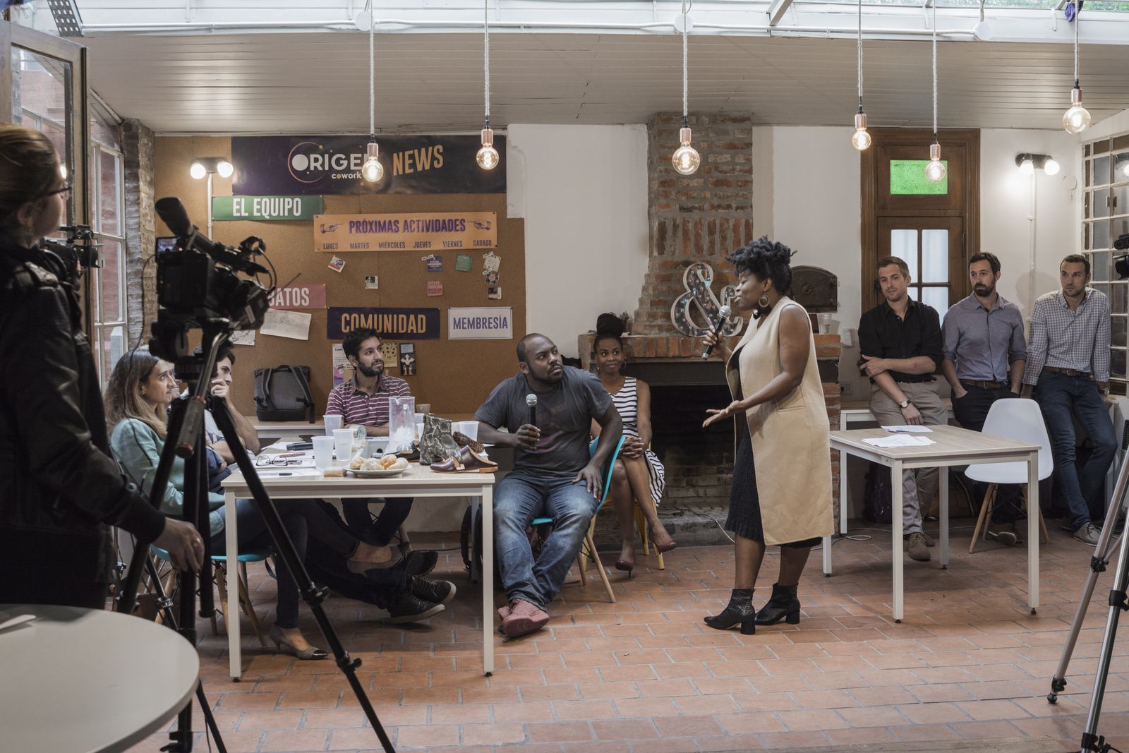 An entrepreneur pitches to judges and a live audience at Chispazo Inicial