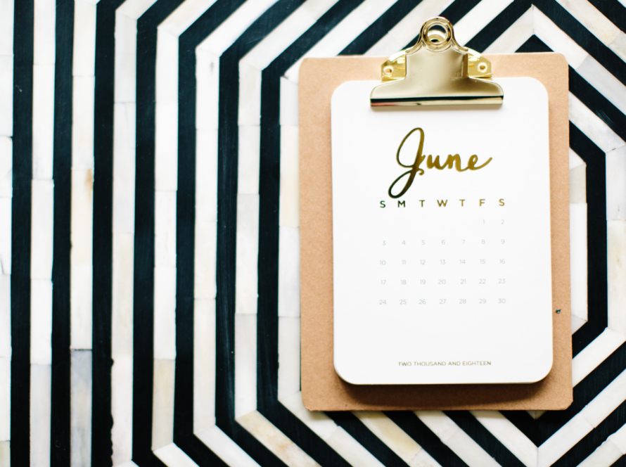 On a black and white background with perspective, we can see a folder with support and a calendar.