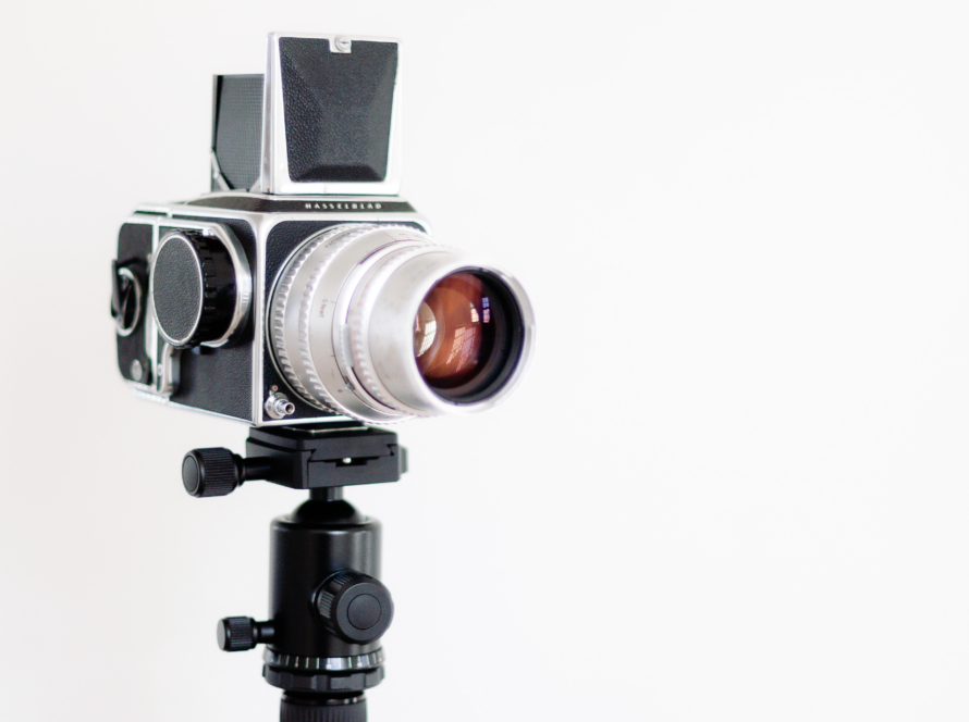 We can see in the image a professional camera and the upper part of its support.