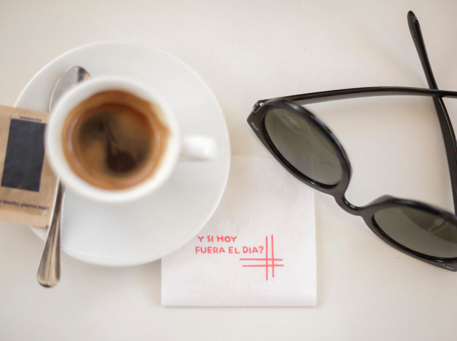 ​Ver detalles 153 / 5.000 Resultados de traducción Resultado de traducción In the image we can see a pair of sunglasses and a cup of coffee resting on a napkin, which has written the question and if today were the day.