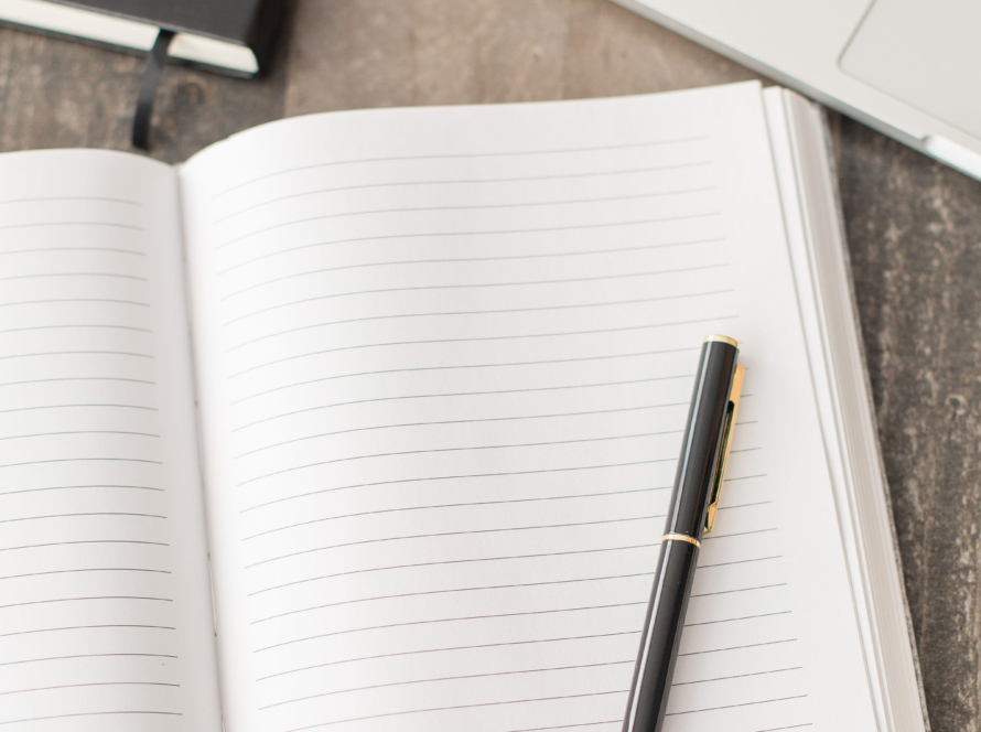 ​ 78 / 5.000 Resultados de traducción Resultado de traducción In the image we can see an agenda, a notebook and a laptop.