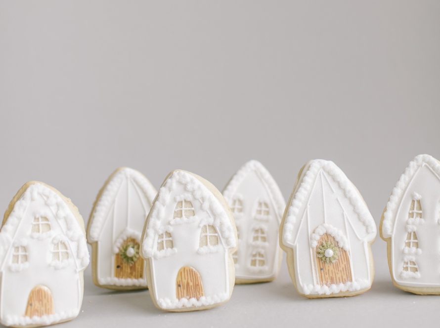 In the image we can see small ornaments in the shape of houses, made of plaster.